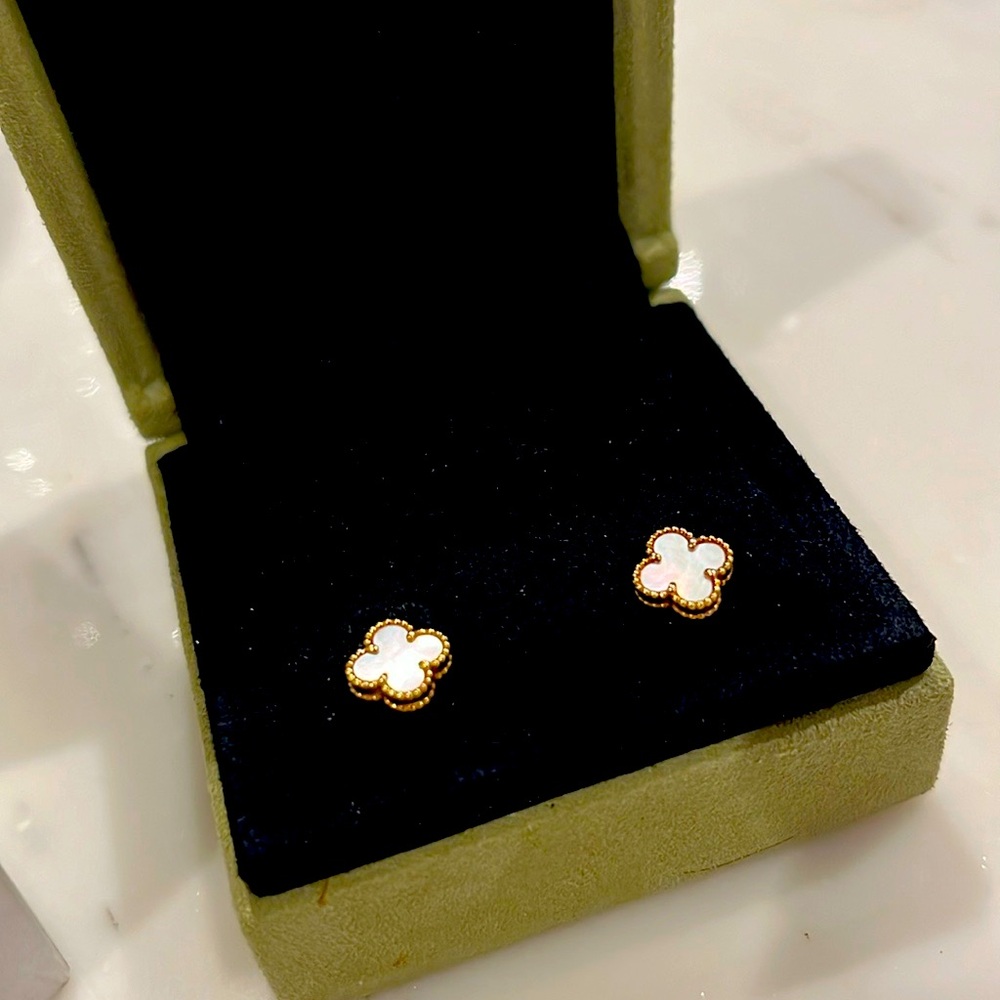 Van Cleef & Arpels Sweet Alhambra earstuds - 18K yellow gold, Mother-of-pearl